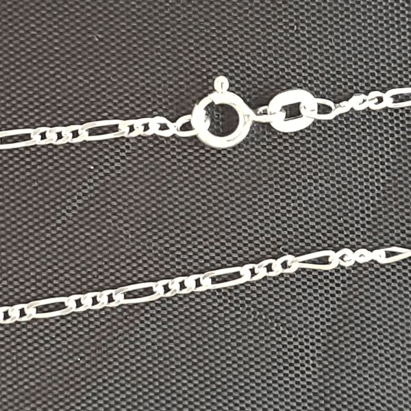 16" Sterling Silver Figaro chain closeup